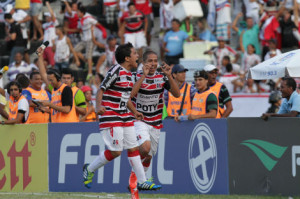 Dedé (D) marcou o primeiro gol da vitória do Santa Cruz sobre o Sampaio Correia/Foto: Guga Matos/JC Imagem