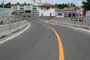  As margens do rio Ganhamoroba foram urbanizadas com calçadas e passeio, bancos e iluminação, criando espaço de convivência para comunidade.(Foto: Ascom/Seinfra) 