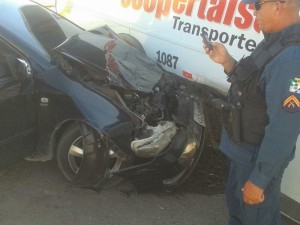 Acidente deixou a frente do carro destruída. (Foto: João Carlos, seguidor SE Notícias)