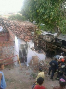 Caminhão caiu sobre casa na última quarta-feira 15. (Foto: Seguidora do SE  Notícias - Roberta)
