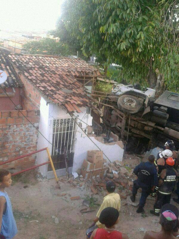 Prefeitura de Aracaju dará assistência à família que teve casa atingida por caçamba