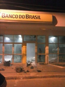  Assalto aconteceu por volta das 2 horas, todos os caixas eletrônicos do Banco do Brasil. (Foto: Cláudio Salviano)