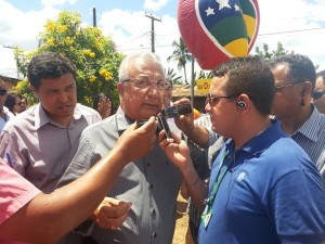  Prefeito Duílio Ribeiro, atento a fala do governador Jackson Barreto.(Foto: Orácio Oliveira/SE Notícias)
