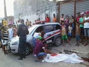 Os disparas acertam na altura do peito da vítima que morreu na hora. (Foto: Itnet)