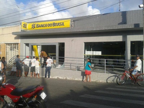 4 homens explodem agência bancária em Moita Bonita