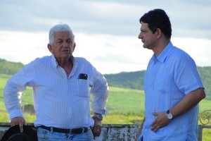  Nourival Santos e seu filho, o deputado Rogério Carvalho. (Foto de arquivo da família)  