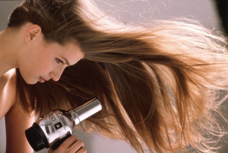 Anvisa suspende comércio, uso e divulgação de alisante para cabelos