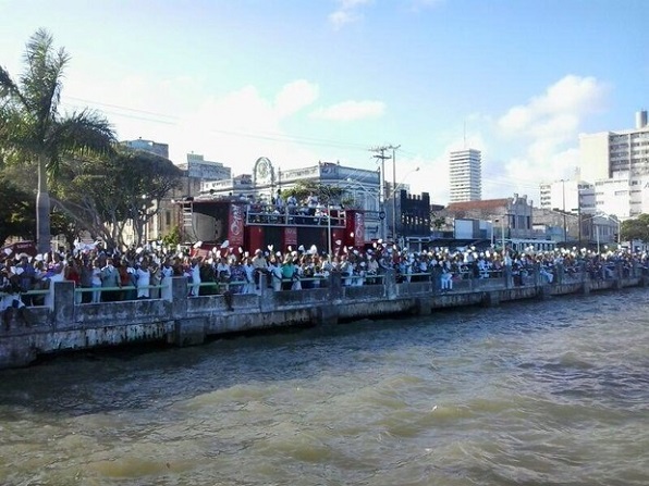 Fieis participam da Procissão de Bom Jesus dos Navegantes em Aracaju