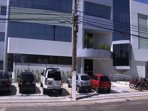 Homens invadem clínica e rendem funcionários e pacientes em Aracaju