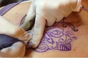 É proibido o uso de todas as tintas para tatuagem da marca Supreme. (Foto: Reprodução)