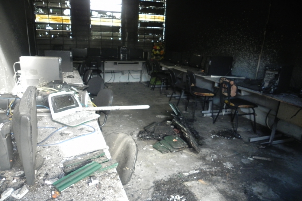 Incêndio destrói laboratório de informática de escola municipal