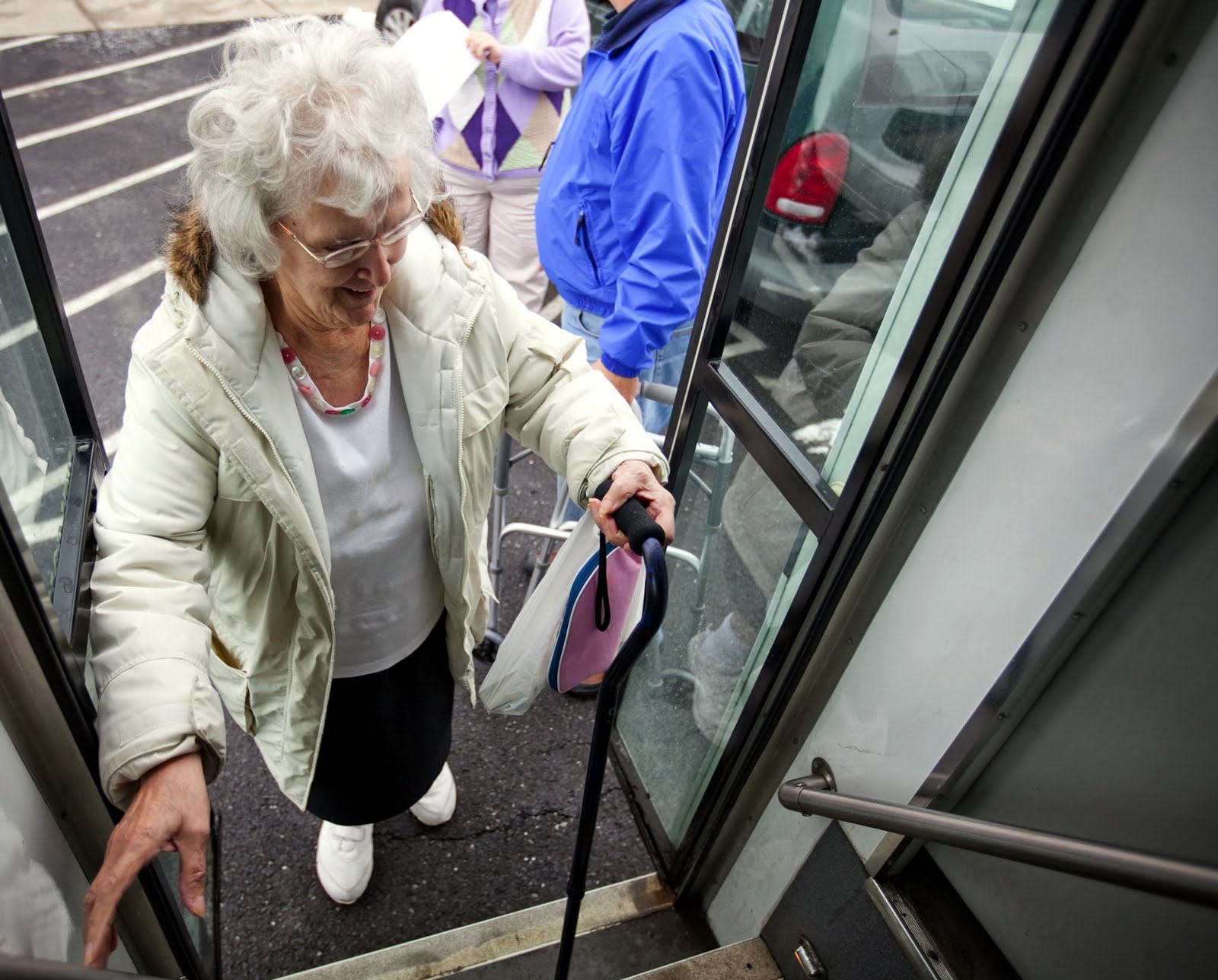 Campanha de conscientização para o cuidado com o idoso no transporte coletivo