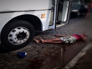 Choque entre ônibus e moto deixa dois mortos. (Foto: Kell Souza)