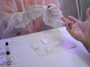 Testes rápidos de HIV/Aids e sífilis são realizados gratuitamente no Centro de Aracaju (Foto: Marina Fontenele/G1)