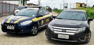 Durante a abordagem, fizeram a checagem da documentação do condutor e do veículo.