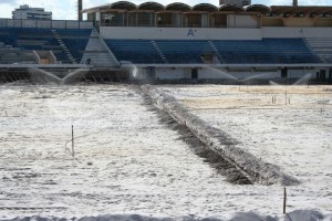 O serviço será concluído em cinco dias, e de forma simultânea, a obra prossegue com as demais etapas previstas no cronograma, para que o estádio sirva como centro de treinamento para a seleção da Grécia. (Ascom/Seinfra)