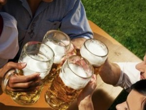 Cerveja: ela não mata a sede e pode acarretar desidratação e desmaios.(Getty Images)