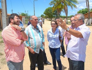 Visita foi acompanhada pelos secretários da Infraestrutura, Valmor Barbosa, e do Meio Ambiente, Genival Nunes, e pelo diretor-presidente do DER, Antônio Vasconcelos | Foto: Wellington Barreto/ASN