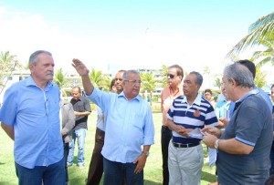 Jackson Barreto e o prefeito João Alves durante visita à Orla de Atalaia | Foto: Wellington Barreto/ASN