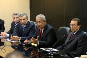 No ministério, governador Jackson Barreto, o ministro Edison Lobão, e os senadores Antônio Carlos Valadares, Maria do Carmo e Eduardo Amorim | Foto: Roberto Jayme/Photonews