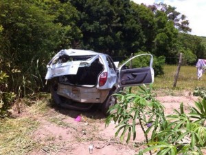 Carro capota em Sergipe (Foto: Elder Santos/VC no G1)