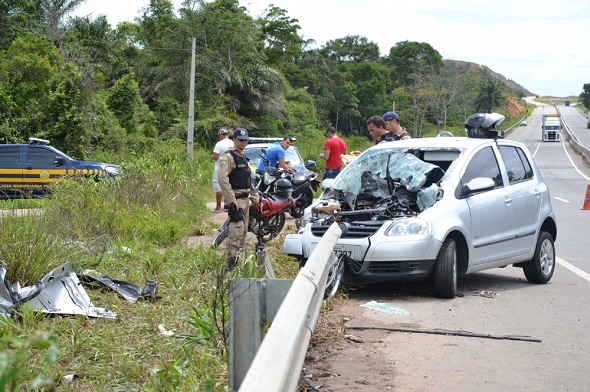 Mulher morre em acidente de trânsito na BR-101, em São Cristóvão; família ia comemorar aniversário de criança no Parque Timbó