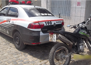 Motocicleta de cor preta e placa ECY-4675. (Foto: PM/SE)