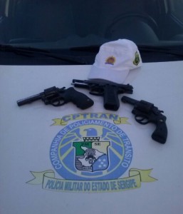 Dois  revólveres e uma  pistola. (Foto: Evenilson Santana/Divulgação)