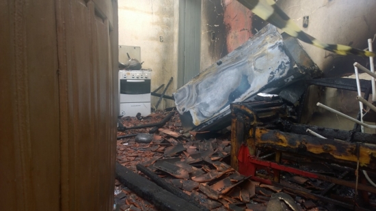 Incêndio deixa parte de residência destruída em Aracaju