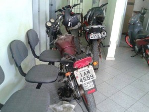 Polícia encontrou placas de moto, peças de chassis de moto.(Divulgação/Gilson de Oliveira)