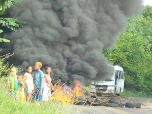 Moradores da comunidade fizeram manifestação na manhã desta quarta-feira (12). (Foto: Marcos Couto)