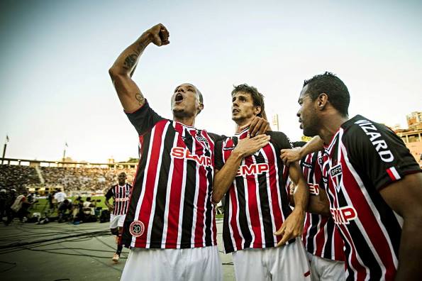São Paulo marca dois gols contra, mas vence Corinthians