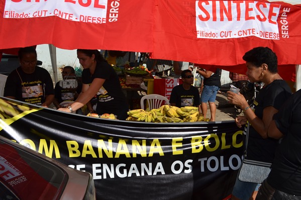 Professores de São Cristóvão servem banana e bolo durante ato