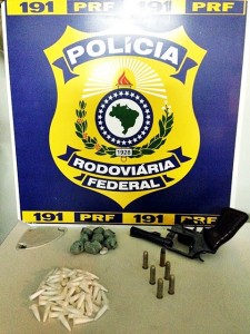 BR 235: PRF apreende arma de fogo e entorpecentes.(Divulgação/PRF/SE)