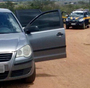 veículo Polo com placas do Piauí, abandonado em uma estrada vicinal. (Foto: PRF/SE)