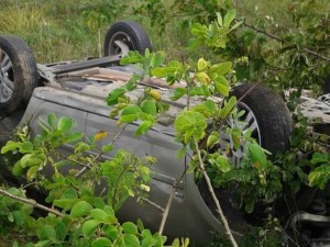 Carro capota em Aracaju (Foto: Antônio Nunes dos Santos/VC na TV Sergipe)