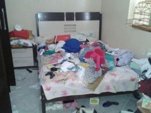 Casa foi revirada durante tentativa de assalto (Foto: Arquivo Pessoal)