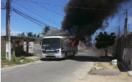 Homens incendeiam ônibus no bairro Coroa do Meio