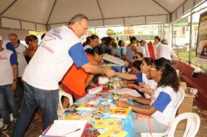 Fábio Henrique cumprimenta servidores durante a 6ª edição do Socorro Cidadã. (Foto: Ascom/ASN)