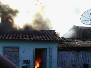 Sala da residência ficou toda destruída (Foto: Yanderson Batista/VC na TV Sergipe)