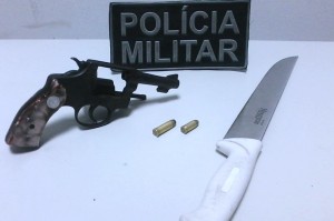 A dupla foi detida durante rondas, em posse de uma arma de fogo.(Divulgação/PM)