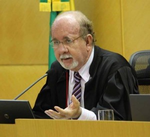 Sérgio Monte Alegre, questionou as argumentações da assessoria jurídica do conselheiro aposentado Flávio Conceição. (Foto: Cleverton Ribeiro)