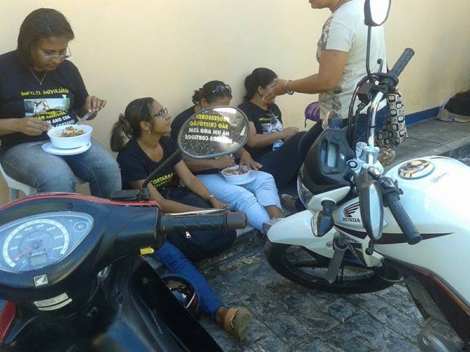 Professores de São Cristóvão paralisam e fazem vigília na prefeitura