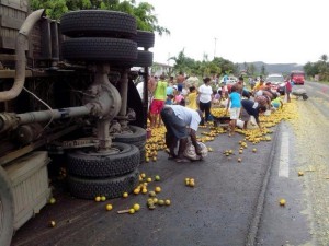 Caminhão carregado de laranja tomba em Areia Branca (Foto: Dedá Simões / TV Sergipe)