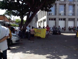 Movimento Sem Teto pressiona Caixa para liberação de 450 moradias (Foto: Denise Gomes / G1)