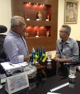 Marcos Santana, sendo recebido pelo Excelentíssimo Governador do Estado, Jackson Barreto, em seu gabinete no Palácio de Despachos. (Foto: arquivo pessoal)