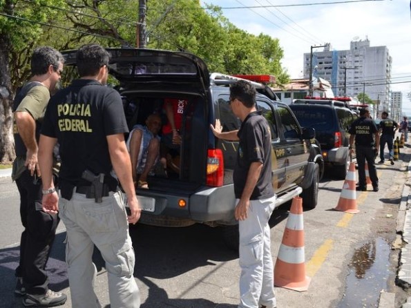  Ciganos suspeitos de golpes de R$ 2 milhões são levados para presídio