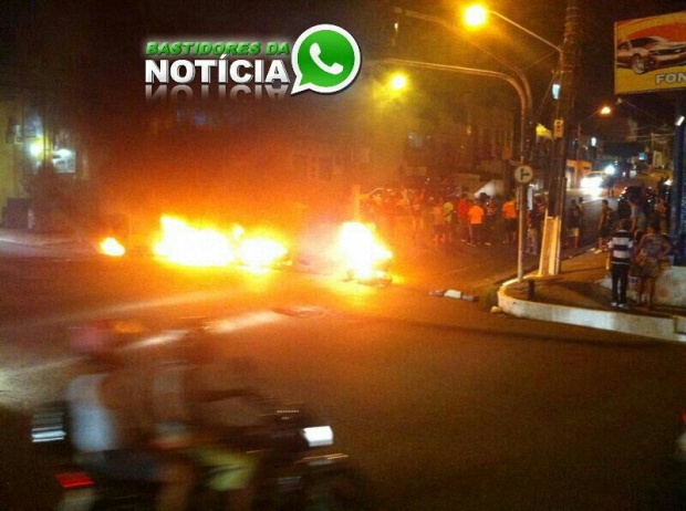 Manifestação contra morte em delegacia fecha avenida no centro de Aracaju
