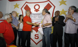 Jackson Barreto e o presidente do Club Sportivo Sergipe, Reinaldo Moura descerram a placa comemorativa | Foto: Marcos Rodrigues/ASN