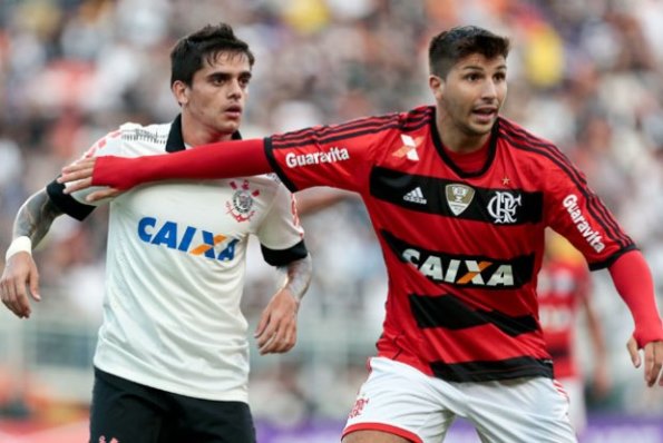Flamengo luta muito no Pacaembu, mas é derrotado por 2 a 0 para o Corinthians